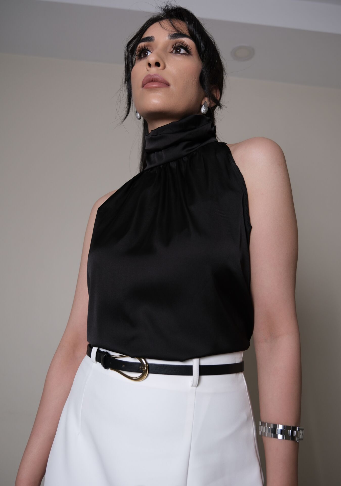 Siyah Boğazlı Kolsuz Saten Bluz