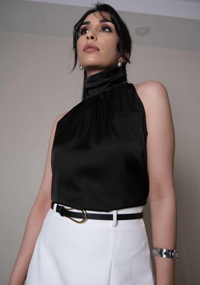 Siyah Boğazlı Kolsuz Saten Bluz
