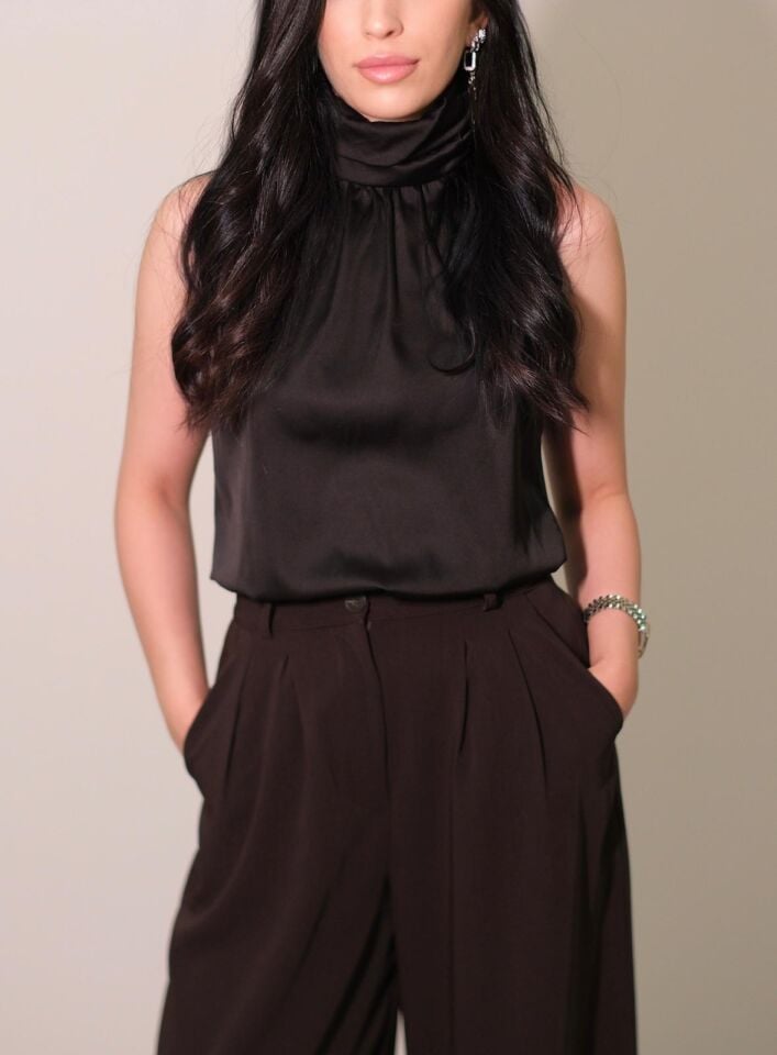 Siyah Boğazlı Kolsuz Saten Bluz