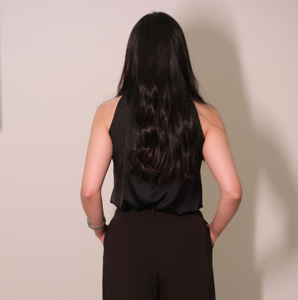 Siyah Boğazlı Kolsuz Saten Bluz