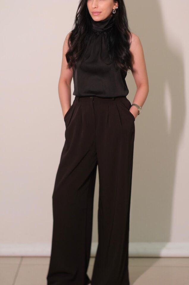 Siyah Boğazlı Kolsuz Saten Bluz