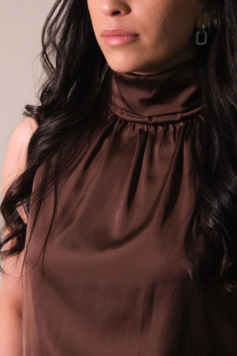 Kahve Boğazlı Kolsuz Saten Bluz