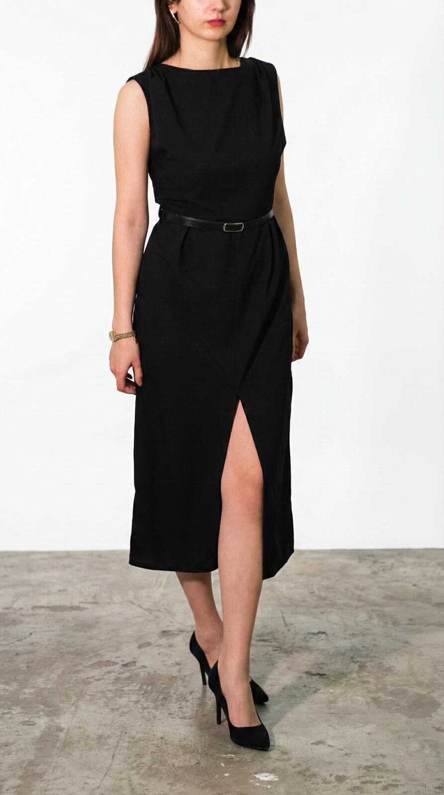 Siyah Kemerli Yırtmaçlı Uzun Elbise