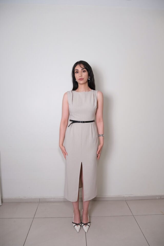 Bej Kemerli Yırtmaçlı Uzun Elbise