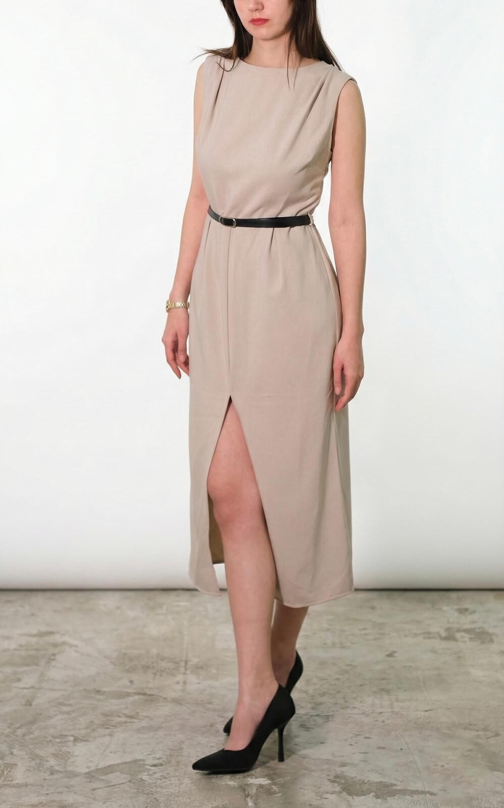 Bej Kemerli Yırtmaçlı Uzun Elbise