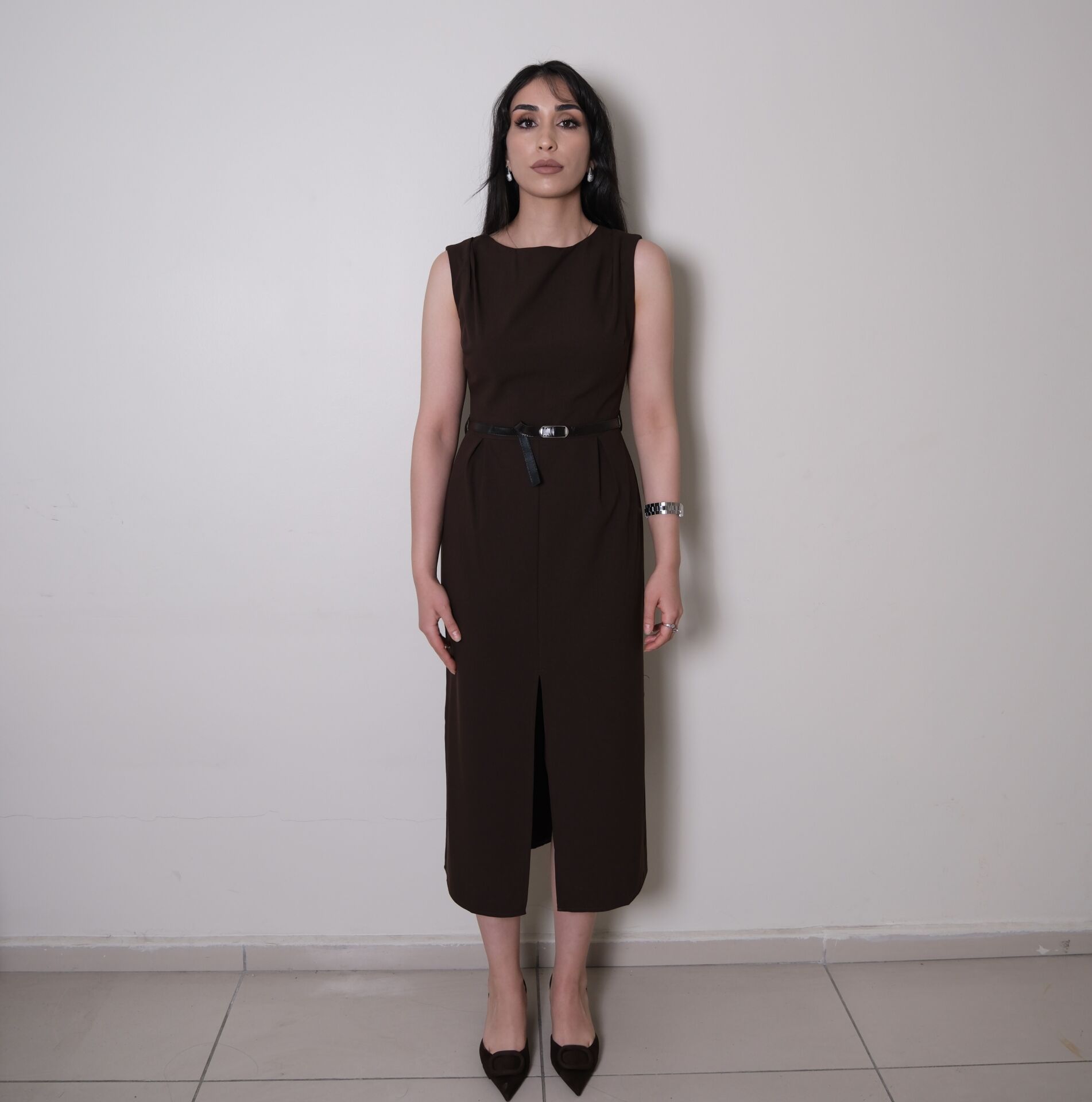 Acı Kahve Kemerli Yırtmaçlı Uzun Elbise