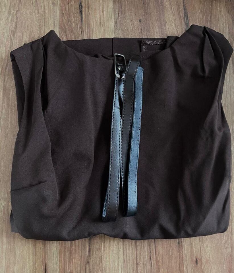 Acı Kahve Kemerli Yırtmaçlı Uzun Elbise