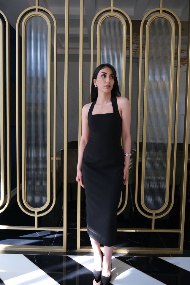 Boyundan askılı siyah midi elbise