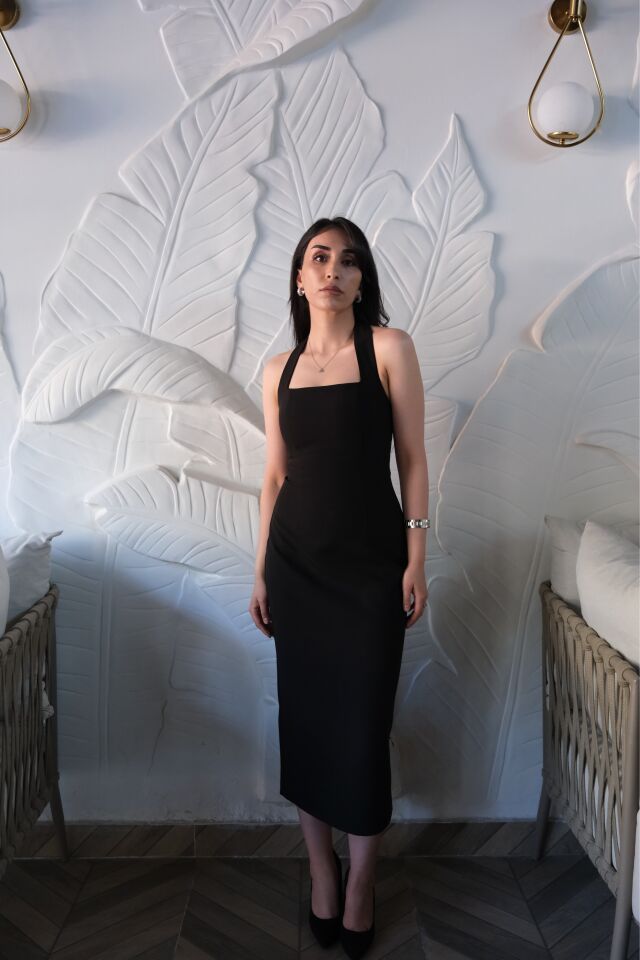 Boyundan askılı siyah midi elbise