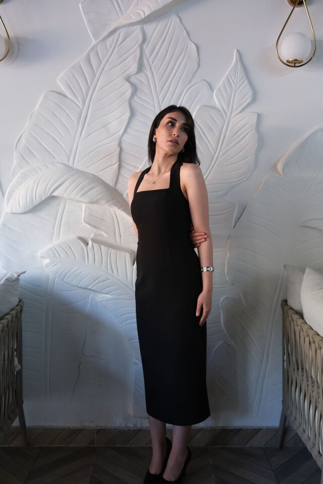 Boyundan askılı siyah midi elbise