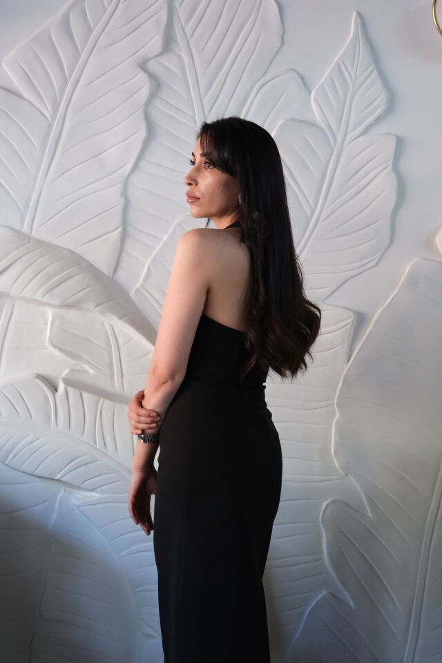 Boyundan askılı siyah midi elbise