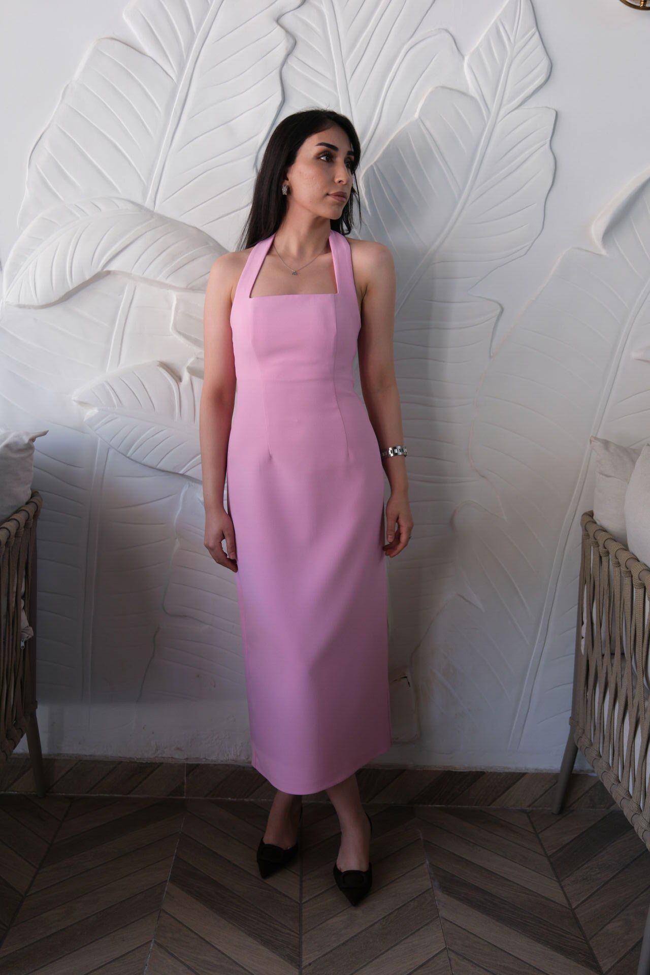 Boyundan askılı pembe midi elbise