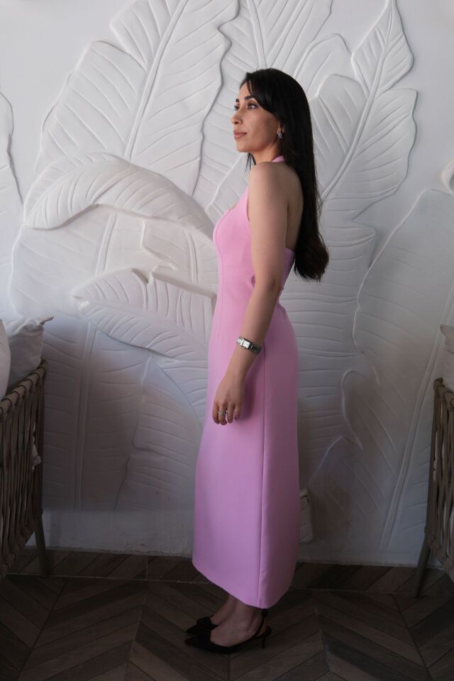 Boyundan askılı pembe midi elbise