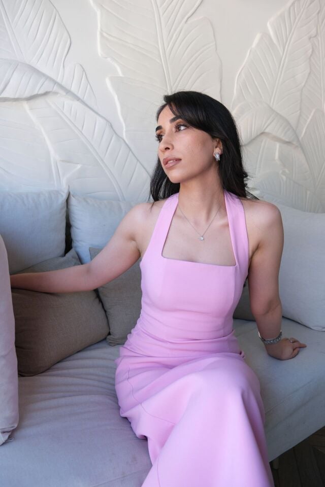 Boyundan askılı pembe midi elbise