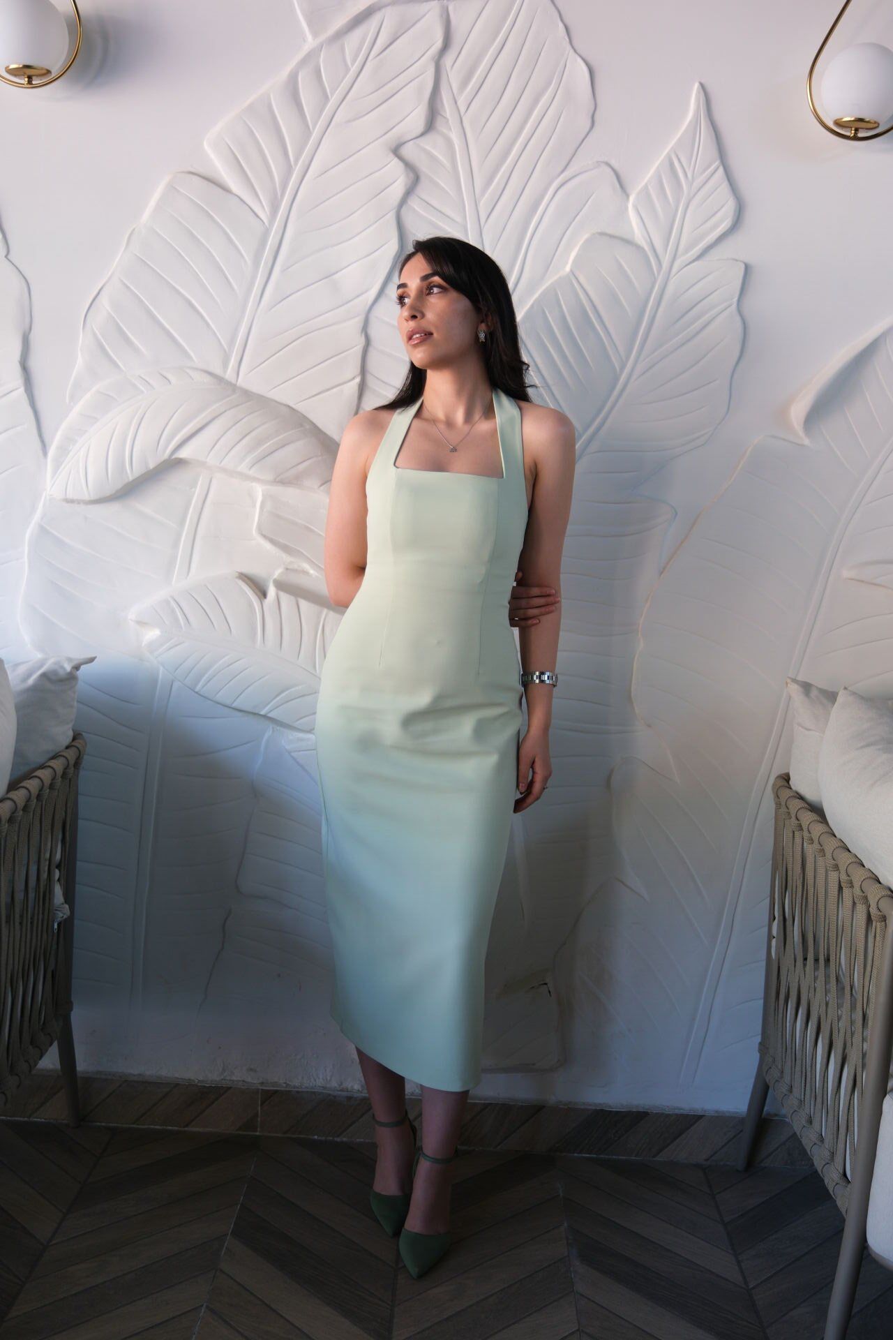 Boyundan askılı yeşil midi elbise