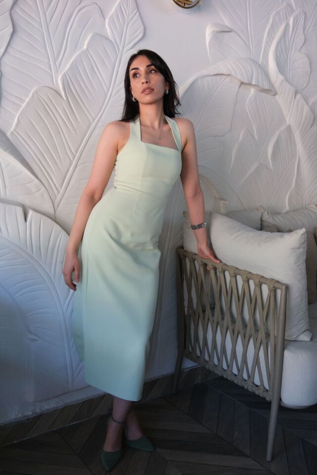 Boyundan askılı yeşil midi elbise