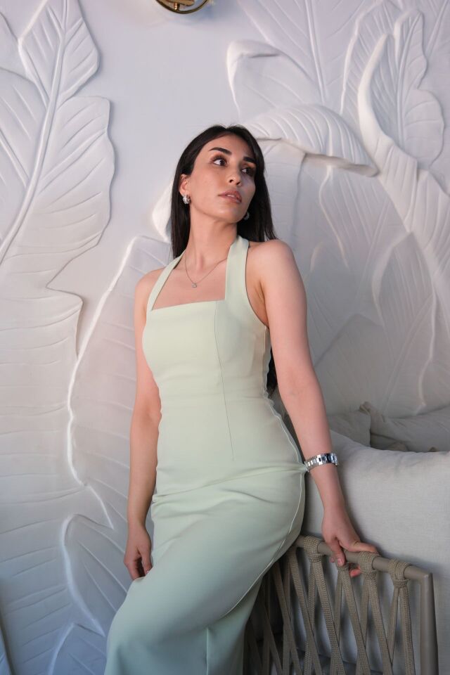 Boyundan askılı yeşil midi elbise